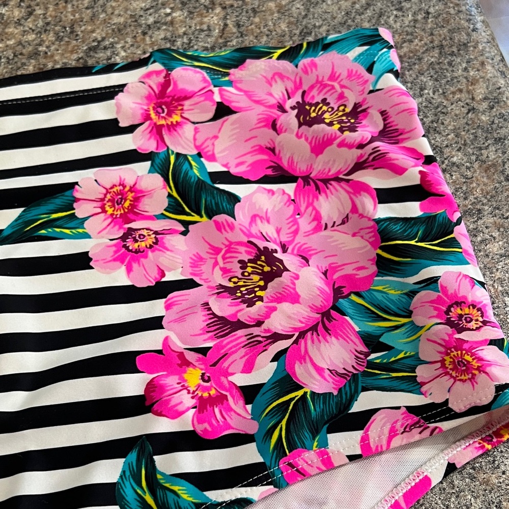 Torrid Black and White Striped Floral Swimsuit 5x top and 4x bottoms - Picture 3 of 13
